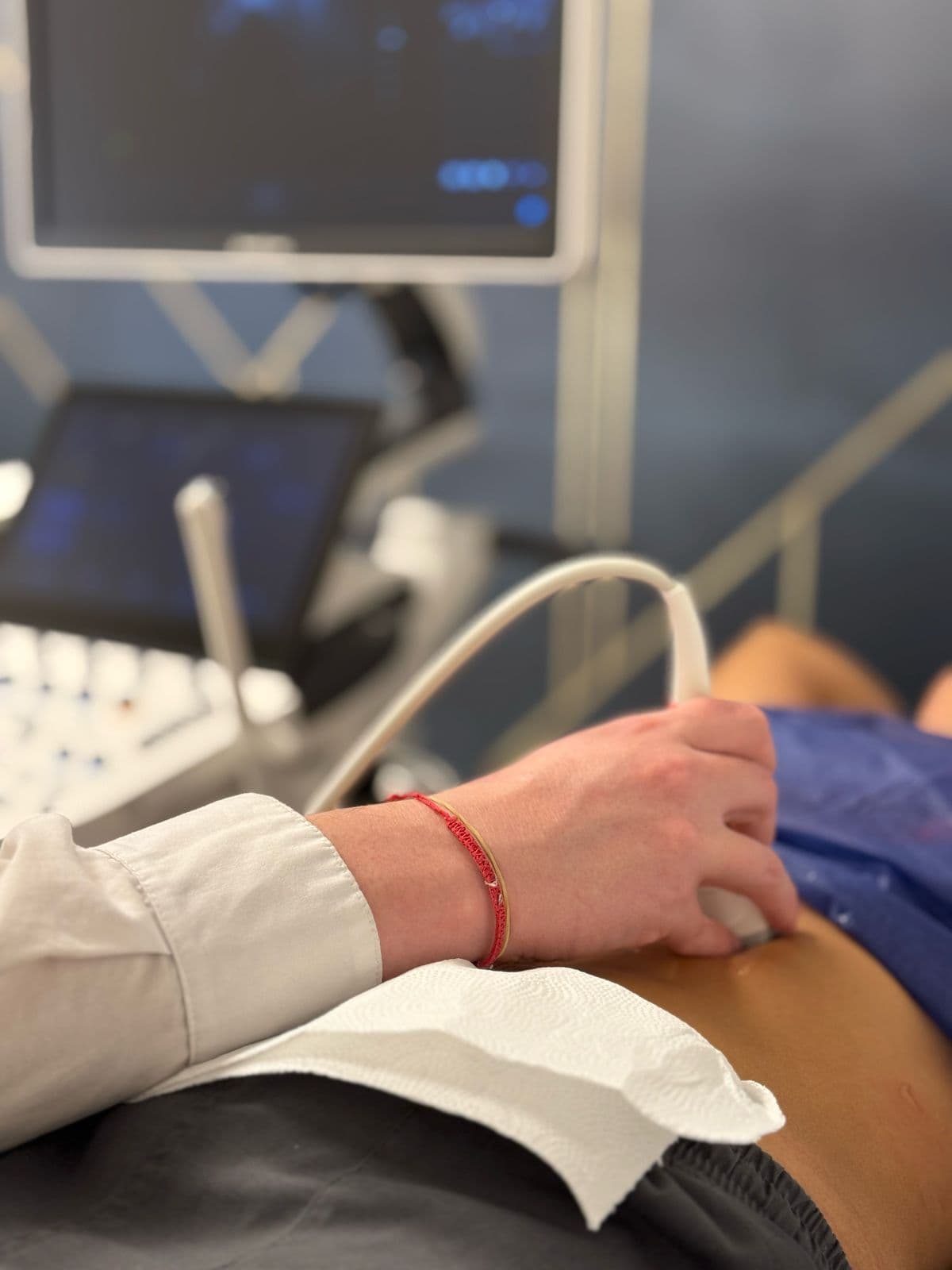 Dos médicos mirando una radiografía